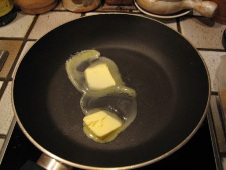 Mettre du beurre avant la cuisson de la crêpe