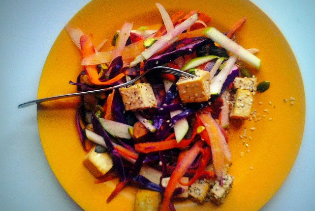 Réaliser simplement une salade vitaminée colorée