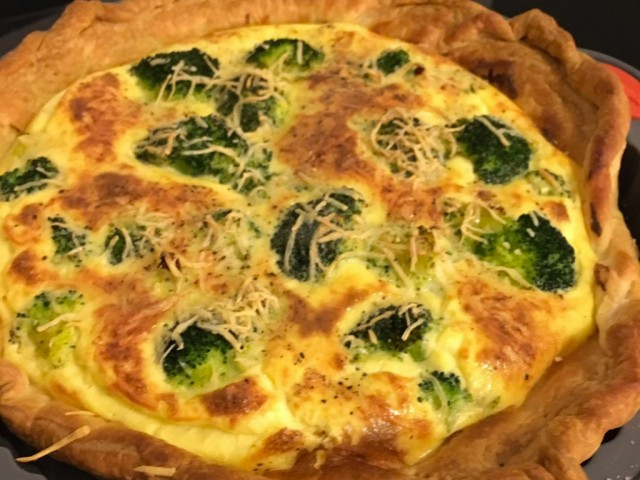 Réaliser une tarte brocolis - mozzarella et lardons